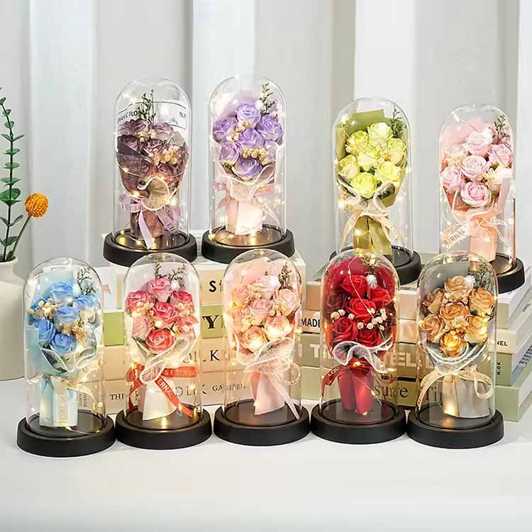Bouquet di rose di sapone con cupola in vetro con LED