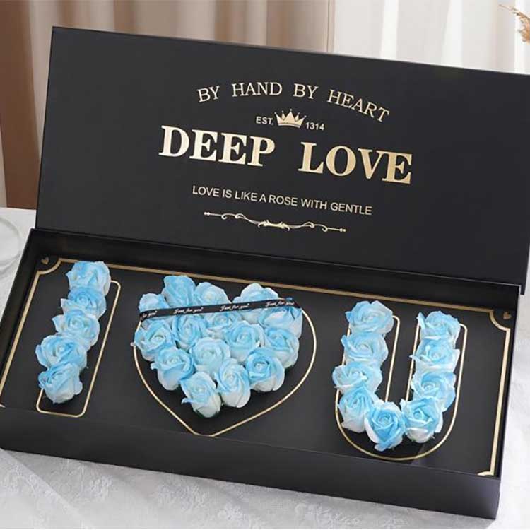 Fioriera con teste di rose di sapone